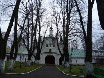 Вид на надвратную церковь Федора Стратилата из кремля.