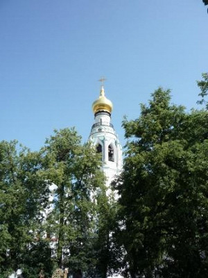 Колокольня из сквера.