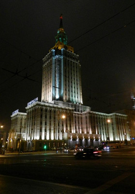 Статная сталинская высотка в которой и расположилась гостиница