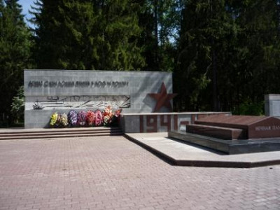 Мемориал в парке.