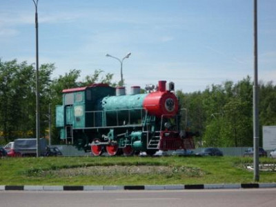 Памятник паровозу у станции.