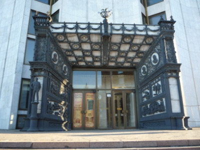 Центральный вход в театр