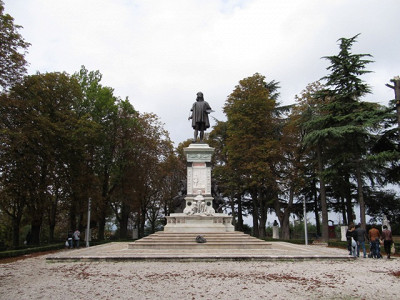 Памятник Рафаэлю