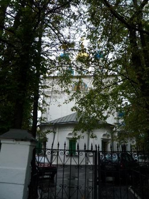 Вид на церковь с Краснокурсантского проезда.