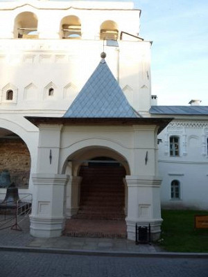 Крыльцо Софийской звонницы.