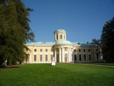 Луг перед дворцом