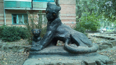 Скульптуры попадаются часто.