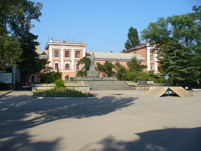 Площадь с памятником Назукина