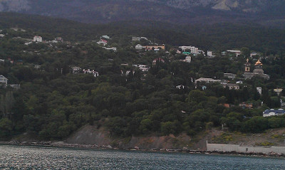 Вся Алупка просто утопает в зелени