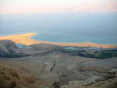 Вид на Мёртвое море из Иудейской пустыни