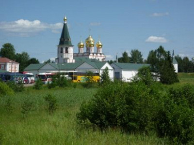 Экскурсионные автобусы на стоянке.