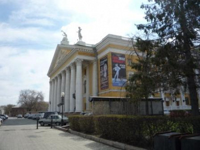 Здание театра.