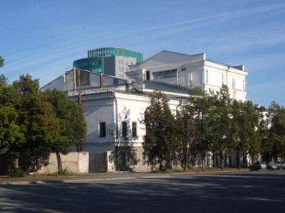Вид на театр с автостоянки на площади Революции.
