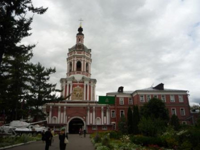 По центральной аллее монастыря