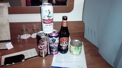 В комнате столик с телевизором и зеркало.