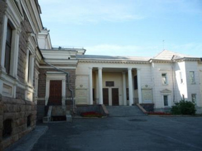 Театральное крыльцо.