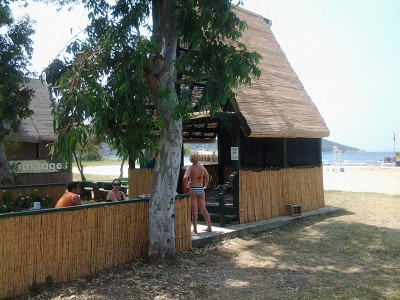 Здесь готовят турецкие лепешки. Тут же можно присесть и съесть их