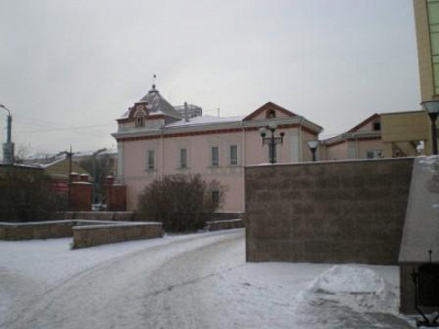 У крыльца музея.