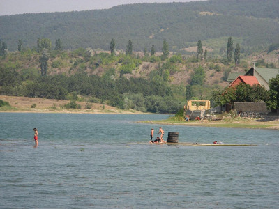Люди купаются в водохранилище в Симферополе