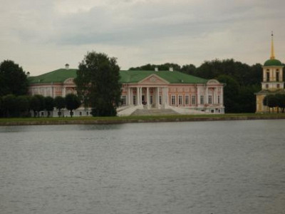 Дворец с дальнего берега пруда.