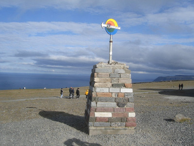 Знак - 71 градус 10 минут и 21 секунда северной широты.