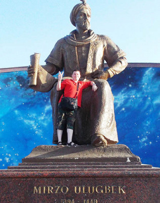 Памятник Мирзо Улугбеку возле обсерватории Улугбека