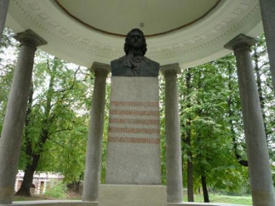 Беседка-ротонда в Лефортовском парке.