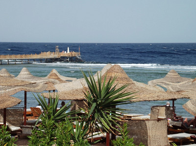 вид на пляж и море