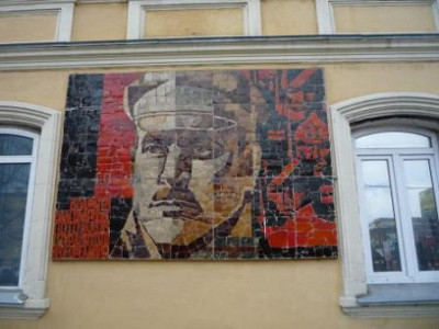 Панно памяти В.К. Блюхера на доме, где он работал