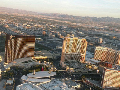 Отель Wynn слева, фото с вертолета