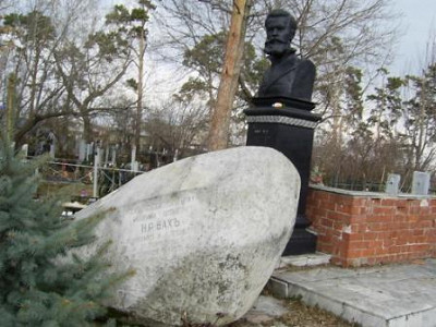 Памятник Н.Р. Баху на кладбище