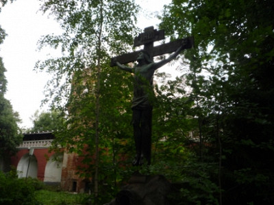 Памятник в некрополе