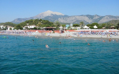 Вид на отель с пирса