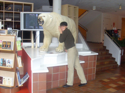В холле