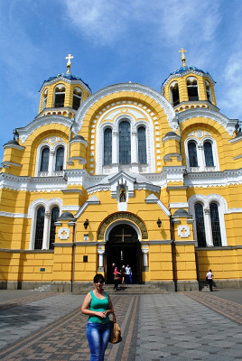 У входа в собор