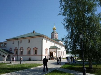 Паломники и туристы в монастыре.