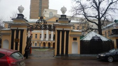 Бывшая городская усадьба Демидовых у начала Лаврушинского переулка