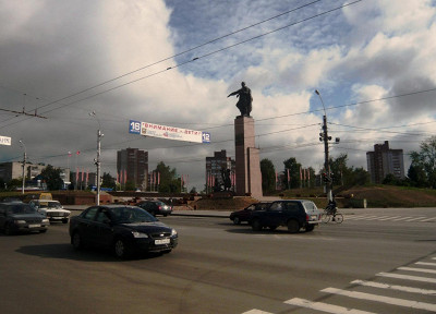 Памятник защитникам отечества близ отеля