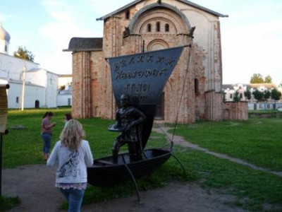 Памятник Садко около церкви Параскевы Пятницы.