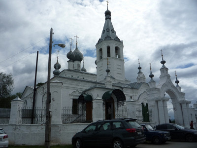 У ворот храма.