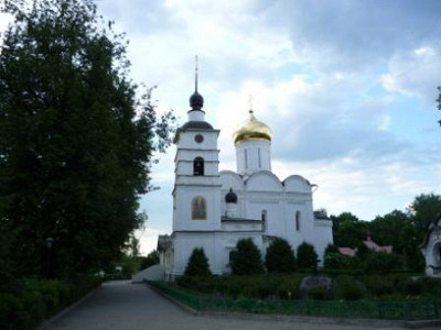 Храм Бориса и Глеба на фоне зелени