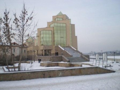 Взгляд на сооружение с улицы Кирова.