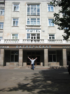 Вход в гостиницу