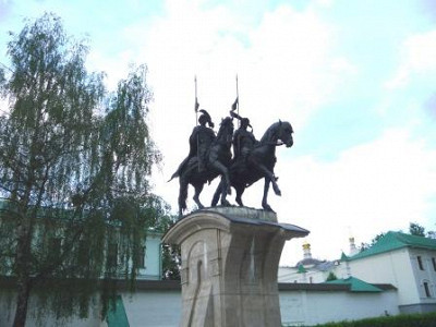 Памятник Борису и Глебу у одноименного монастыря