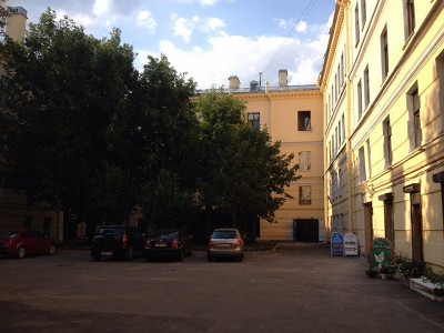двор