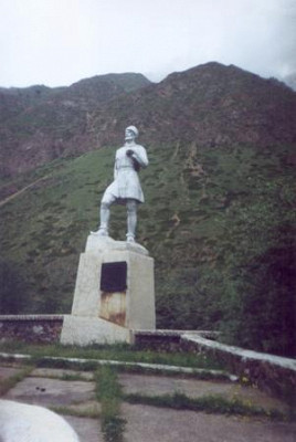 Памятник Килляру Хаширову.
