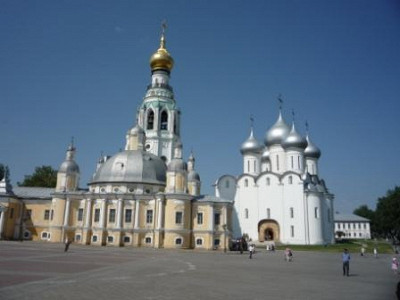Воскресенский собор, Софийский собор, а за ними Шаламовский дом.