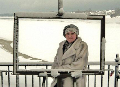 Портрет известной дамы в бронзовой раме