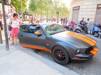 Роскошные авто на Елисейских полях