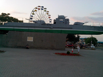 Памятник и колесо обозрения рядом с центральным пляжем